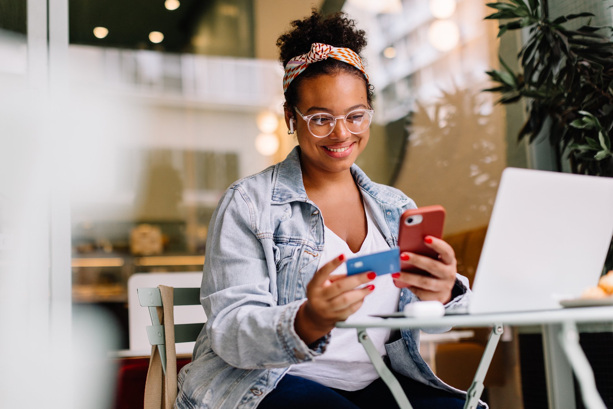 woman purchasing with her credit card